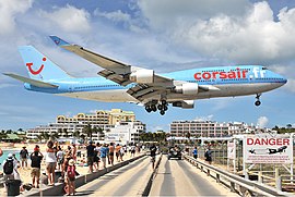 Vliegtuig boven Maho Beach