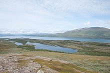 Plusieurs grands lacs entourés de montagnes douces.