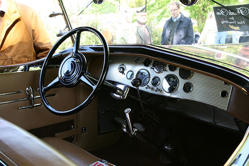 800px-Duesenberg_Model_J_Derham_Tourster_%281933%29_interior.jpg