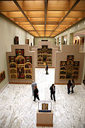 Sala del Museo de Bellas Artes de Valencia. A la derecha de la imagen, el Retablo de la Santa Cruz.