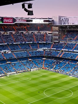 Le stade Santiago Bernabéu, à Madrid. Propriété et cadre des matches à domicile du Real Madrid, il a également accueilli de nombreux évènements, dont la finale de la Coupe du monde de football de 1982. (définition réelle 2 400 × 3 200)