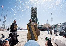 Padres ortodoxos fazem a tradicional benção da missão antes do lançamento em Baikonur.