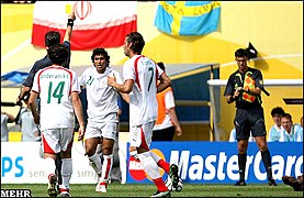 L'arbitre australien Mark Shield met un carton jaune à la trente-septième minute à l'Iranien Mehrzad Madanchi