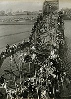 Max Desfor z agentury Associated Press získal v roce 1951 ocenění Pulitzer Prize for Photography za fotografickou dokumentaci Korejské války, zvláště za snímek Útěk uprchlíků přes rozbitý most v Koreji.