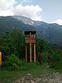 Una delle altane di guardia del forte risalenti al periodo in cui era proprietà dell'esercito italiano.