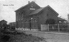 Vue de la cour et du bâtiment des recettes, vers 1910.