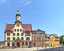 Neues (links) und altes Rathaus (Mitte) am Marktplatz