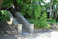 Natursteintreppe und anschl. Einfriedung aus Bruchsteinmauerwerk