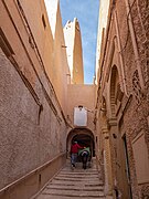 Ruelle du ksar de Ghardaïa et minaret de la grande mosquée.