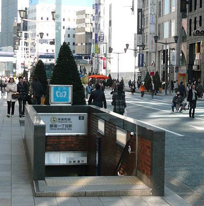 Smal nedgang til t-banen ved Ginza.