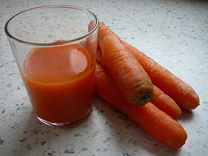 English: Glass of juice and carrots Français :...