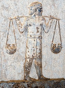 Индийский податель дани в Ападане, из ахеменидской сатрапии Хиндуш[en], несущий золото на коромысле, около 500 года до н. э.[49]