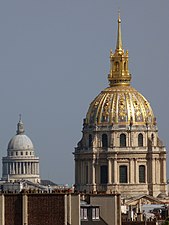 Les deux principaux dômes de Paris : les Invalides et, en arrière, le Panthéon.