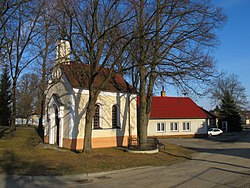 Kaple sv. Bartoloměje a obecní úřad