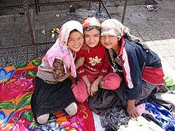 Ujgurské dívky na nedělním trhu v Chotanu