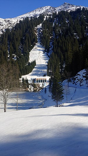 Kraftwerk Kartell – Krafthaus mit Druckrohrleitung am Verwallsee