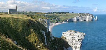 Les falaises d'Étretat, dominées par la chapelle Notre-Dame-de-la-Garde. (définition réelle 6 321 × 3 000)