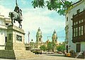 Plaza Pizarro con la estatua ecuestre en 1987. Al fondo se aprecia la Catedral de Lima.