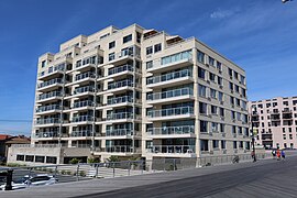 Building on Long Beach boardwalk