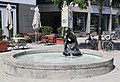 Oberanger 32, Mädchen auf Schildkröte, Brunnen von Jean Henninger, 1971, an der Abzweigung der Singlspielerstraße