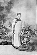 1906年前，北京年轻旗人女子，留有刘海。