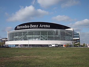 Mercedes-Benz Arena in Berlin; fotografiert von der Mühlenstraße aus