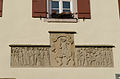 Relief über dem Rathausportal, das den Besuch König Maximilians I. im Jahr 1506 darstellt.