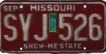 Номерной знак штата Миссури, серия 1980–1996 годов с наклейкой 1984 года.png