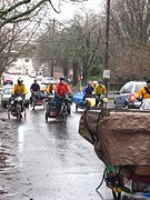 Cyklisti v Portlande v Oregone sťahujú domácnosť bicyklami