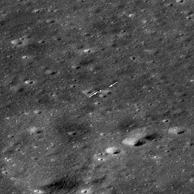 مركبة الهبوط (السهم الأيسر) والجوال (السهم الأيمن) على سطح القمر (صورة ناسا، 8 فبراير 2019). [28]