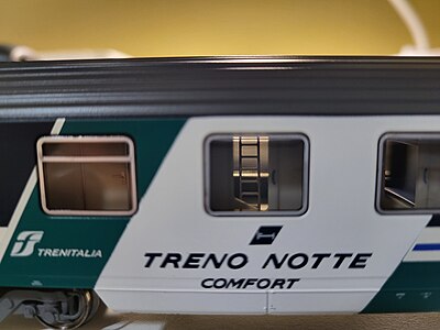 Particolare degli interni di una carrozza tipo UIC-X a cuccette (95R, T4), in livrea XMPR (Treno Notte) (A.C.M.E. 50875, scala H0), in particolare di uno degli scompartimenti.