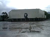 Plaza principal con la efigie del Che pintada en la fachada del auditorio León de Greiff de la Universidad Nacional de Colombia