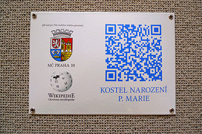 Targa smaltata con codice QRpedia per la chiesa della Natività di Maria Vergine a Záběhlice, quartiere Praga 10, Repubblica Ceca.