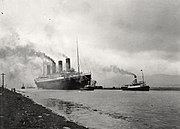 Titanic (vlevo) při zkouškách 2. dubna 1912