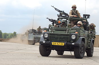 Premier véhicule d'un convoi de l'armée de terre néerlandaise. (définition réelle 3 008 × 2 000)