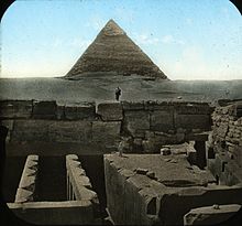 One face of the Pyramid of Khafre at Giza, as seen from Khafre's valley temple S10.08 Gizeh, image 9936.jpg