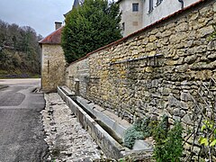 La fontaine-abreuvoir.