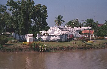 Sculpture d'un crocodile évoquant Chalawan de la légende de Krai Thong, rive du lac Bueng Si Fai, Thaïlande[7].