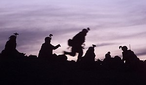 Солдаты 10-й горнострелковой дивизии (легкая пехота), участвующие в горной операции «Анаконда», готовятся закопать боевые позиции после дня реакции на огонь противника, март 2002.jpg