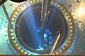 Il nocciolo del reattore della centrale nucleare di Krško durante il rifornimento del combustibile. La luce blu è dovuta all'effetto Čerenkov