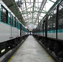 Vue de deux rames de métro dans les ateliers du métro à Saint-Ouen, en 2009.