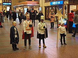 Chanteurs à l'étoile devant la gare d'Helsinki (Finlande) en 2019.