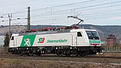 La livrée des locomotives de réserve de Siemens était blanche avec un châssis noir, celle-ci a reçu un pelliculage lors de sa location.