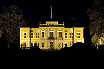 Steninge slott med fasadbelysning