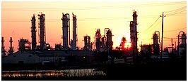 Zonsopkomst met zicht op de chemische industrie van Baytown