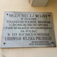 Tablica pamiątkowa na ścianie ratusza w Pogorzeli