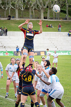 Une touche lors d'un match de qualification pour la Coupe du monde féminine de rugby à XV opposant les équipes d'Italie et d'Espagne. (définition réelle 1 728 × 2 592)