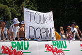 Demonstrierende Radsportfans bei der Tour de France 2006