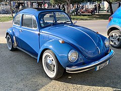 Une Volkswagen Coccinelle 1302 bleue azur.