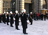 Numer nedlagda Arméns trumkår bar kappa m/1886 för manskap vid Göta livgarde (I 2) med pälsmössa.